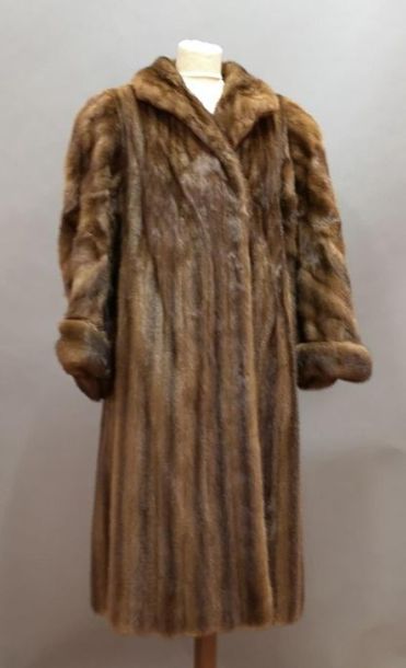 BENJAMIN FOURRURES. Manteau de vison marron...