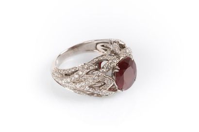 Bague en or blanc centrée d'un rubis ovale...