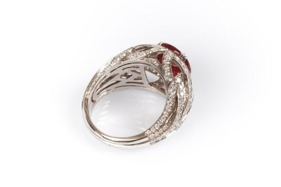 Bague en or blanc centrée d'un rubis ovale...