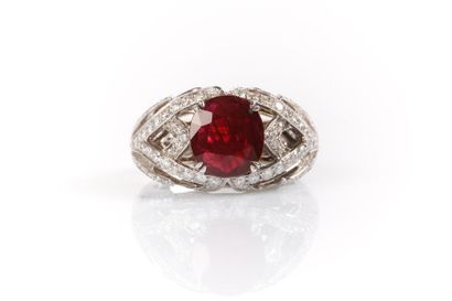 Bague en or blanc centrée d'un rubis ovale...