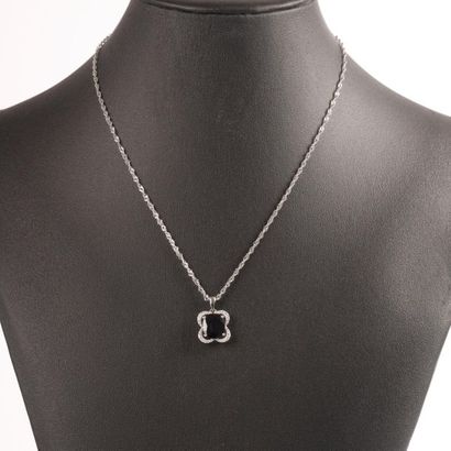 Pendentif fleurs sertie d'un saphir ovale...
