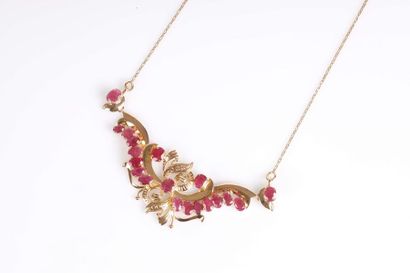 Pendentif en or (14 K) serti de 19 rubis...