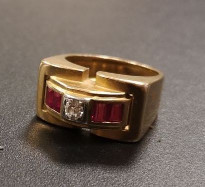 Bague tank en or rose et gris sertie d'un...