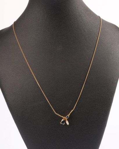 Collier en or centré d'un motif serti de...