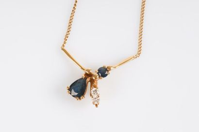 Collier en or centré d'un motif serti de...