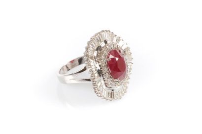 Importante bague jupe en or blanc soutenant...
