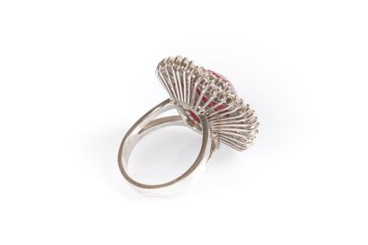 Importante bague jupe en or blanc soutenant...