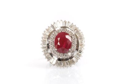 Importante bague jupe en or blanc soutenant...