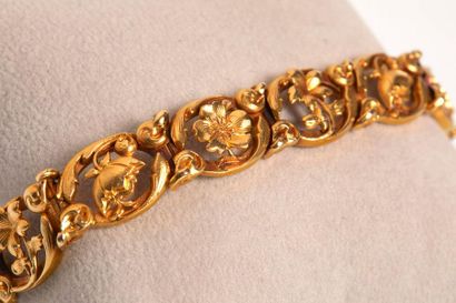 Bracelet en or ajouré de fleurs écloses ou...
