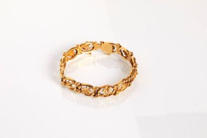 Bracelet en or ajouré de fleurs écloses ou...