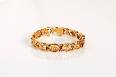 Bracelet en or ajouré de fleurs écloses ou...