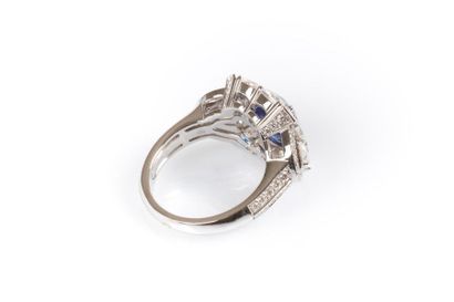 Bague en or blanc centrée d'un saphir coussin...