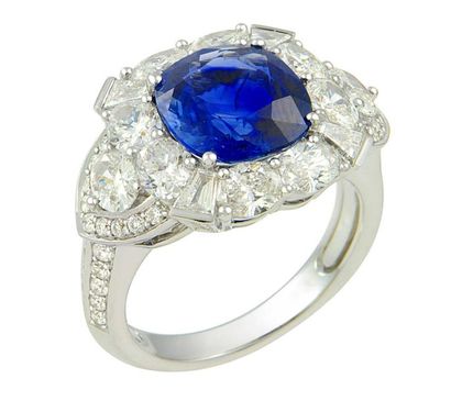 Bague en or blanc centrée d'un saphir coussin...