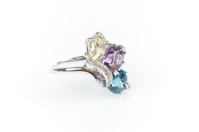 Bague en or gris sertie d'une topaze poire...