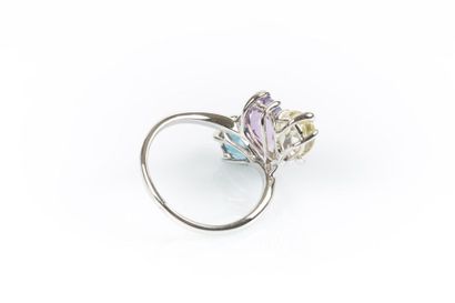Bague en or gris sertie d'une topaze poire...