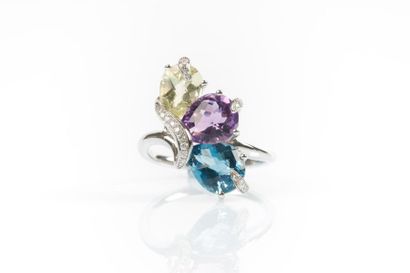 Bague en or gris sertie d'une topaze poire...