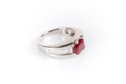 Bague centrée d'un rubis ovale naturel Birman...