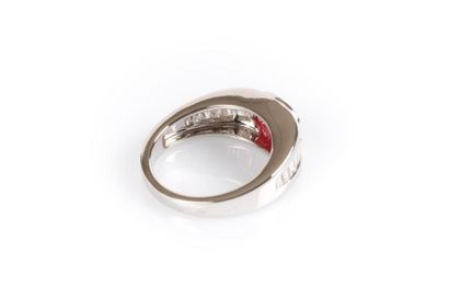 Bague centrée d'un rubis ovale naturel Birman...