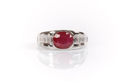 Bague centrée d'un rubis ovale naturel Birman...