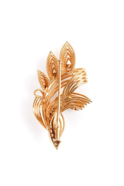 Broche gerbe en or rose sertie de lignes...