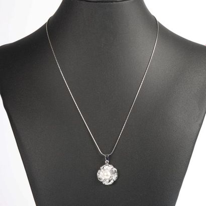Pendentif fleurs sertie en son centre d'une...