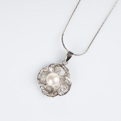 Pendentif fleurs sertie en son centre d'une...