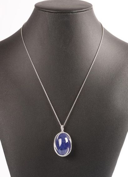 Pendentif en or blanc centré d'une importante...
