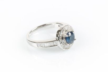 Bague en or gris sertie d'un saphir rond...