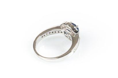 Bague en or gris sertie d'un saphir rond...
