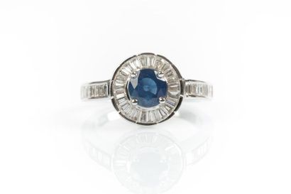 Bague en or gris sertie d'un saphir rond...