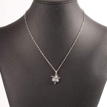 Pendentif en or blanc représentant 3 fleurs...