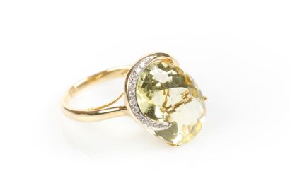 Bague en or de deux tons sertie d'un quartz...