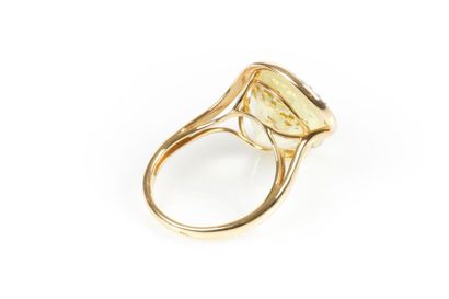 Bague en or de deux tons sertie d'un quartz...