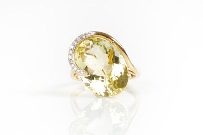 Bague en or de deux tons sertie d'un quartz...