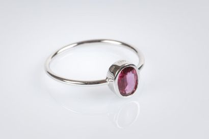 Bague en or blanc centrée en clos d'un rubis...