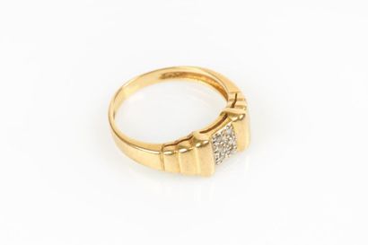 Bague en or de deux tons, au centre un motif...
