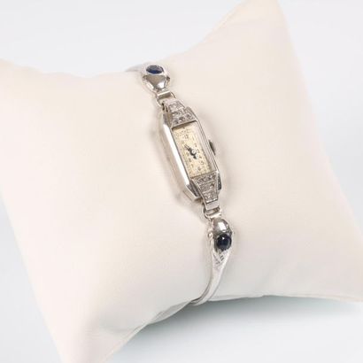 Bracelet-montre de dame en or gris, les attaches...