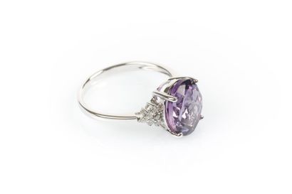 Bague en or gris sertie d'une améthystes...