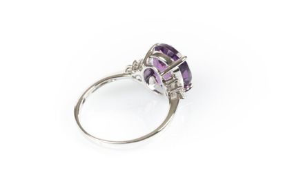 Bague en or gris sertie d'une améthystes...
