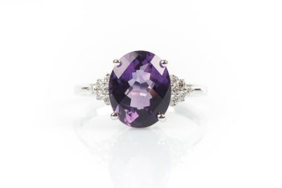 Bague en or gris sertie d'une améthystes...