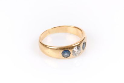 Bague jonc anglais en or sertie d'un diamant...