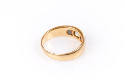 Bague jonc anglais en or sertie d'un diamant...