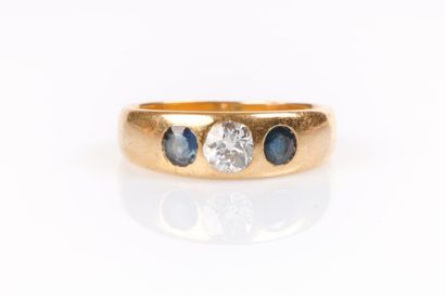 Bague jonc anglais en or sertie d'un diamant...