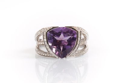 Bague en or blanc monture triple anneau serti...
