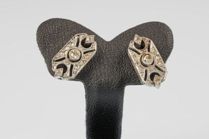 Paire de clous d'oreilles en platine, chacun...