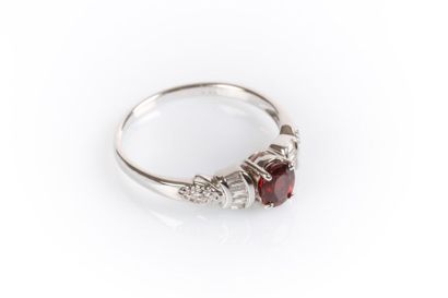 Bague en or blanc centrée d'un rubis ovale...