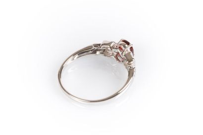 Bague en or blanc centrée d'un rubis ovale...