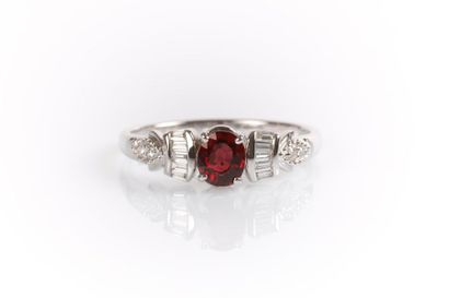 Bague en or blanc centrée d'un rubis ovale...