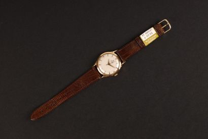 OMEGA. Montre ronde d'homme en or rose à...