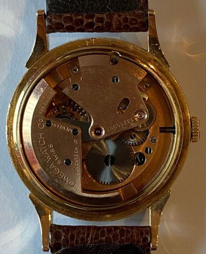 OMEGA. Montre ronde d'homme en or rose à...